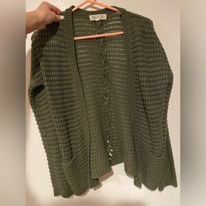 Lightweight 🫒green sweater 
Brand: Pink Rose